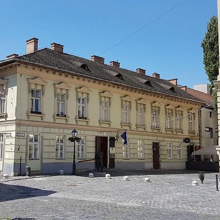 Stylish Historic Flat For 4 In Heart Of Oldbuda Βουδαπέστη Εξωτερικό φωτογραφία