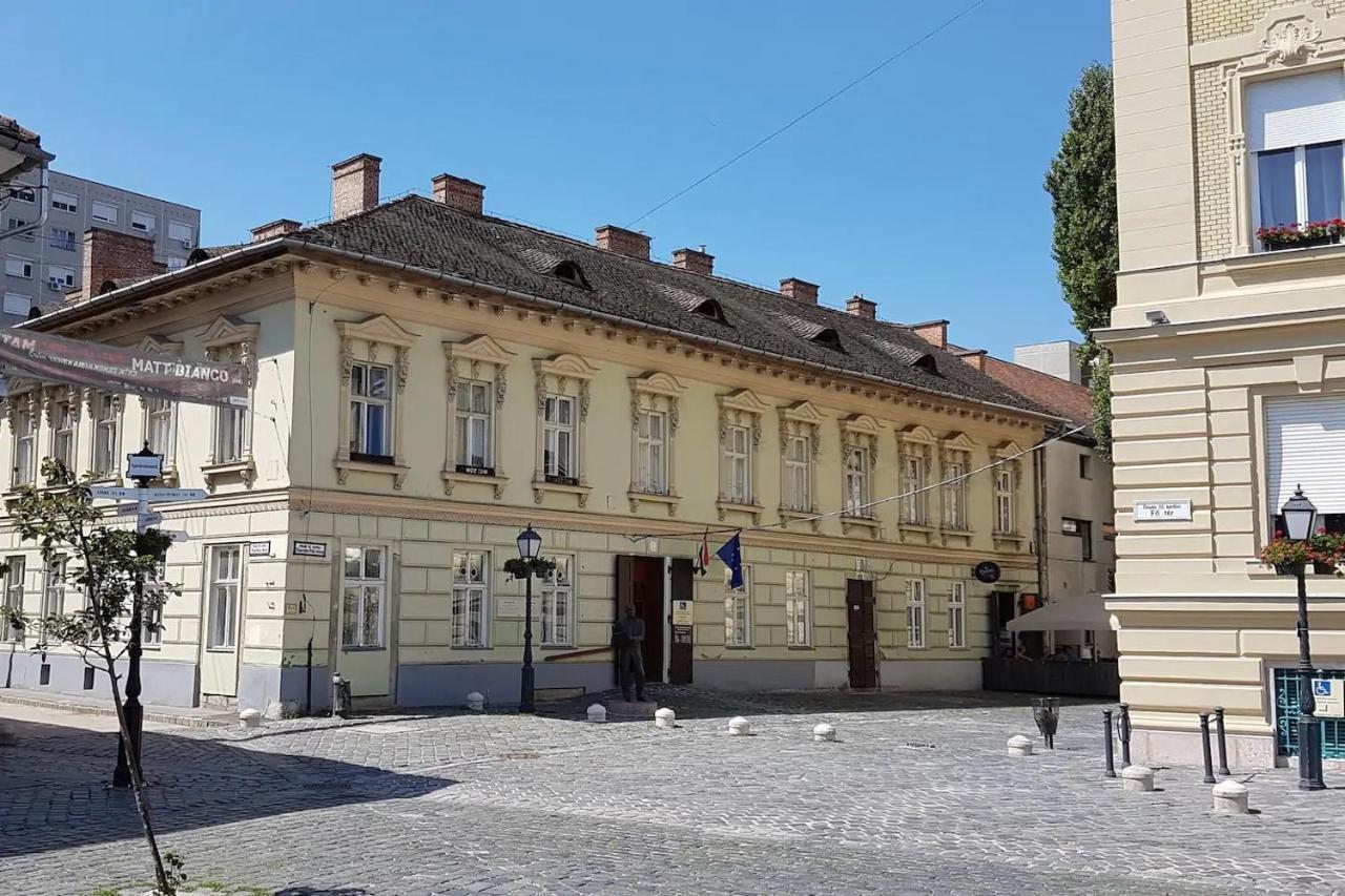 Stylish Historic Flat For 4 In Heart Of Oldbuda Βουδαπέστη Εξωτερικό φωτογραφία